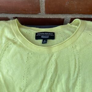 Banana Republic Light Yellow Women's Crew Neck Sweater
